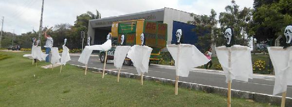 Protesto denuncia servidores